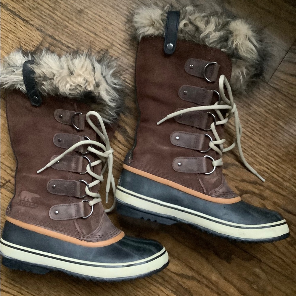 EUC SORELs mid calf. Leather and faux fur lined.